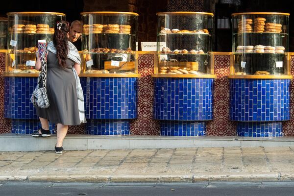 Женщина у лавки с выпечкой в районе Яффо в Тель-Авиве - Sputnik Молдова