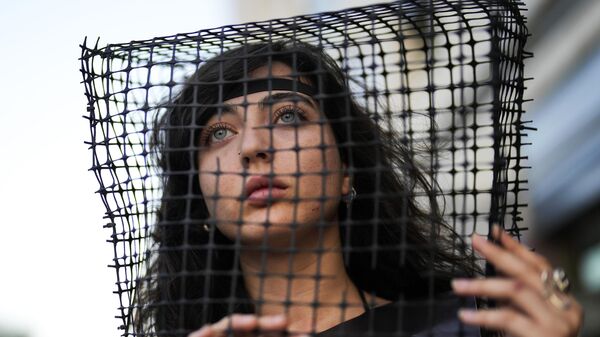 Женщина на акции протеста с требованием освободить израильтян и немцев, удерживаемых ХАМАСом в Газе, у здания посольства Германии в Тель-Авиве, Израиль - Sputnik Moldova-România