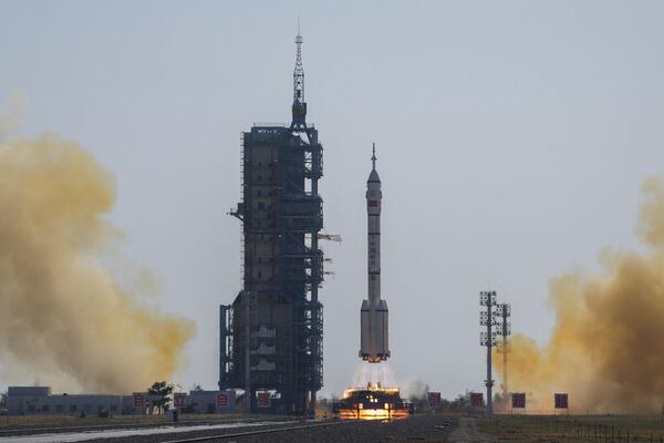 Ракета &quot;Великий поход&quot; с экипажем китайских астронавтов на космическом корабле &quot;Шэньчжоу-17&quot; стартует в космодроме Цзюцюань на северо-западе Китая в четверг, 26 октября 2023 года. - Sputnik Молдова
