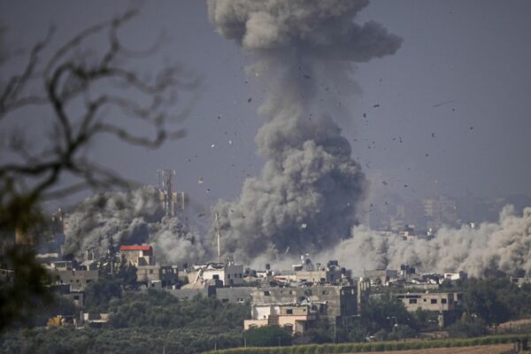 Дым поднимается после израильского авиаудара по сектору Газа, вид с юга Израиля, понедельник, 23 октября 2023 года. - Sputnik Молдова