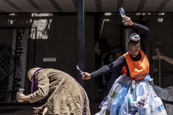 Южноафриканский хореограф и танцовщица Тереза Пхути Моджела (справа), 39 лет, танцует во время уличного выступления в Йоханнесбурге, 21 октября 2023 года. - Sputnik Молдова