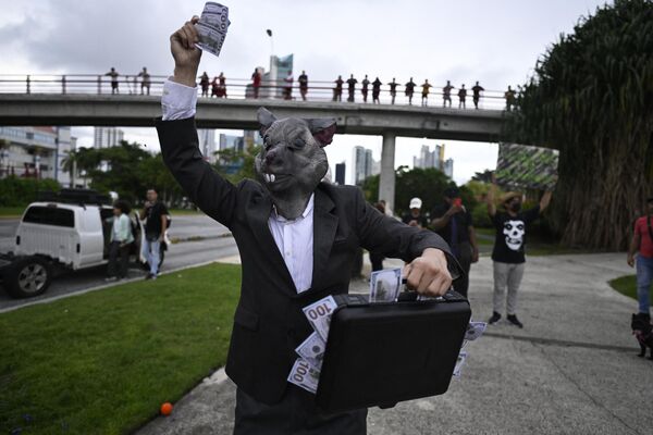 Демонстрант протестует против контракта с канадской горнодобывающей компанией FQM в Панама-Сити, Панама, 24 октября 2023 года. - Sputnik Молдова