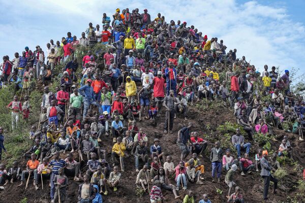 Толпа зрителей наблюдает за корридой в Кабарасе, графство Какамега, Кения, пятница, 20 октября 2023 года. - Sputnik Молдова