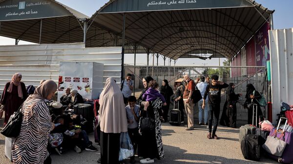 Люди на границе сектора Газа и Египта в Рафахе - Sputnik Молдова