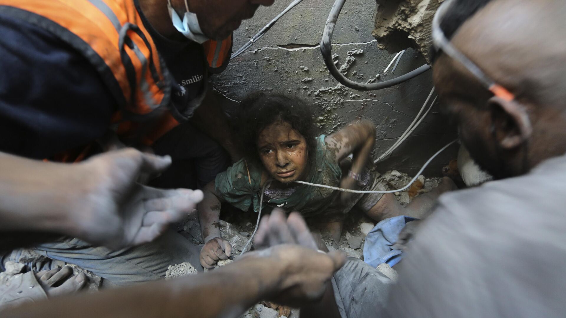 Палестинцы пытаются вытащить девочку из-под обломков здания, разрушенного в результате израильских авиаударов, в лагере беженцев Джабалия, север сектора Газа - Sputnik Moldova, 1920, 09.11.2023