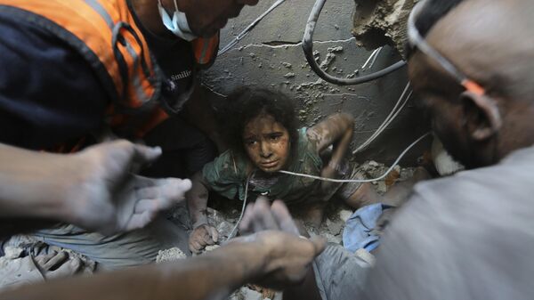 Палестинцы пытаются вытащить девочку из-под обломков здания, разрушенного в результате израильских авиаударов, в лагере беженцев Джабалия, север сектора Газа - Sputnik Moldova