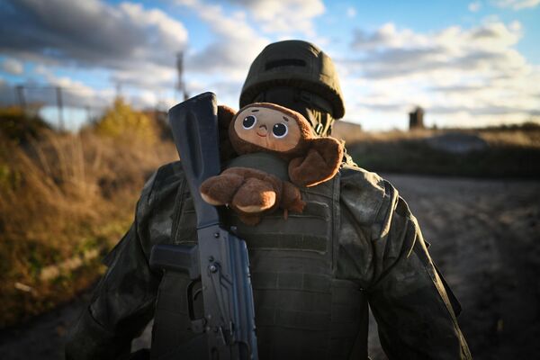 Военнослужащий отдельной казачьей бригады Терек во время работы на боевой позиции на Соледарском направлении спецоперации - Sputnik Молдова