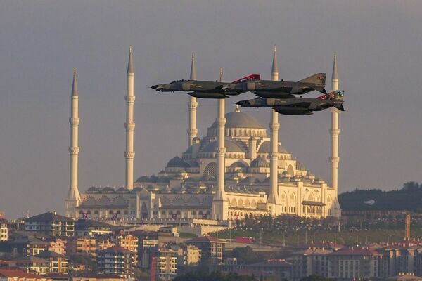 Самолеты турецких ВВС совершают демонстрационный полет над мечетью Чамлыджа в честь 100-летия создания Турецкой Республики  - Sputnik Молдова