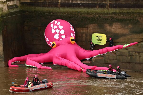 Гигантский надувной осьминог на берегу реки Темзы под зданием британского парламента во время акции, организованной Гринпис в рамках кампании по защите океанов, в центре Лондона - Sputnik Молдова
