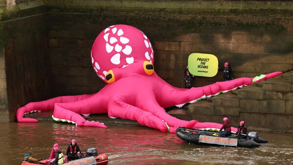Гигантский надувной осьминог на берегу реки Темзы под зданием британского парламента во время акции, организованной Гринпис в рамках кампании по защите океанов, в центре Лондона - Sputnik Молдова