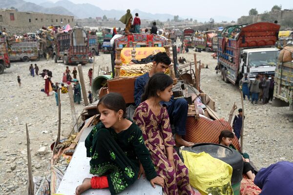 Афганские беженцы прибывают со своими вещами на грузовиках из Пакистана на афгано-пакистанскую границу в провинции Нангархар - Sputnik Молдова
