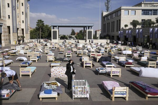 Более 220 кроватей, символизирующих тех, кто был захвачен в результате нападения ХАМАС, выставлены в Иерусалиме - Sputnik Молдова