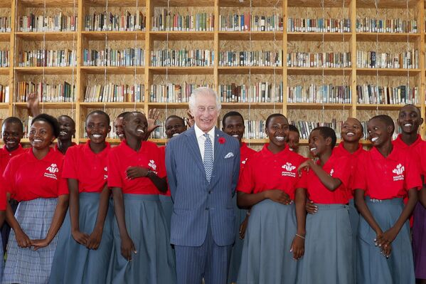 Британский король Карл III позирует фотографу с учениками средней школы во время своего визита в библиотеку Истлендс, Кения - Sputnik Молдова