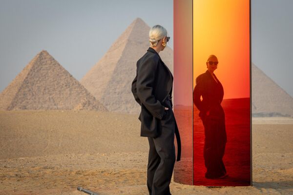 Голландская художница Сабина Марселис позирует рядом со своей инсталляцией “РА” на плато Гиза во время выставки Forever is now от Art d'Egypte у пирамид Гизы в Египте - Sputnik Молдова