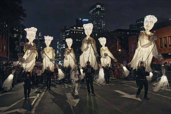 Участники Деревенского парада в честь Хэллоуина маршируют по Шестой авеню в Нью-Йорке - Sputnik Молдова