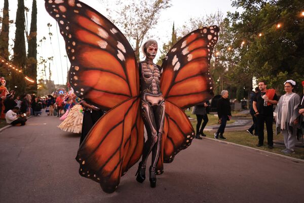 Женщина в костюме бабочки во время празднования Диа-де-Лос-Муэртос (День мертвых) на кладбище Голливуд Форевер в Лос-Анджелесе, США - Sputnik Молдова