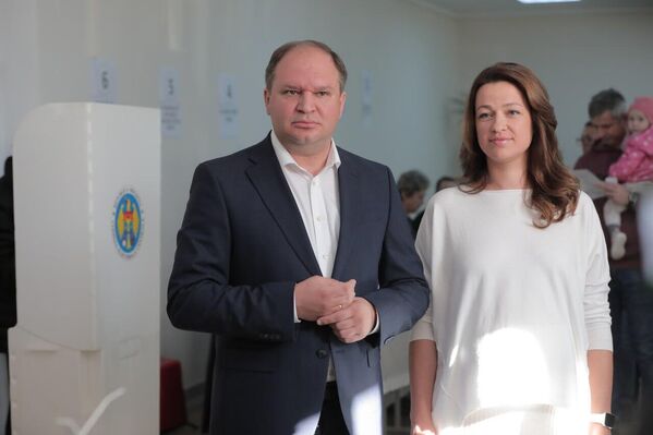 Primarul municipiului Chișinău Ion Ceban cu soția sa la secția de votare. Cheban a câștigat cursa pentru scaunul de primar al capitalei din primul tur. - Sputnik Moldova