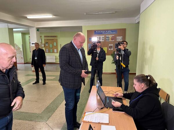 Vasile Bolea, candidatul pentru funcția de primar al Chișinăului din partea Partidului Renașterii, votează la alegerile locale generale. - Sputnik Moldova