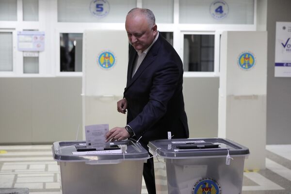 Liderul Partidului Socialiștilor de opoziție, Igor Dodon, aruncă buletinul de vot într-o urnă de la o secție de votare din Chișinău. - Sputnik Moldova