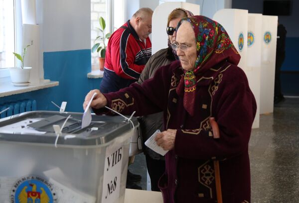 O femeie în etate la o secție de votare din orașul Comrat. - Sputnik Moldova