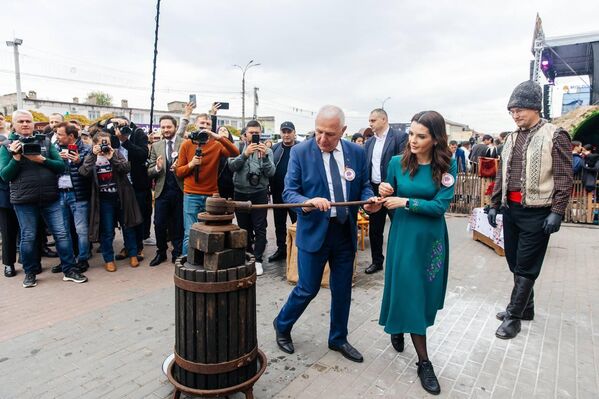 Bașcanul și președintele Adunării Populare a Găăguziei au participat la festivalul Ziua Națională a Vinului organizat la Comrat. - Sputnik Moldova