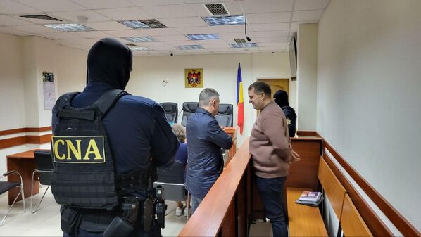 Liderul partidului de opoziție „Renaștere”, Alexander Nesterovski, rămâne în arest preventiv. Fotografie realizată în  sala de judecată. - Sputnik Moldova