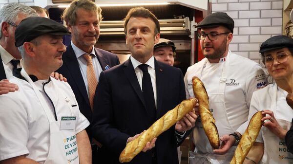 Președintele francez Emmanuel Macron cu o baghetă la Târgul Internațional de Agricultură de la Paris, Franța
Anulare - Sputnik Moldova
