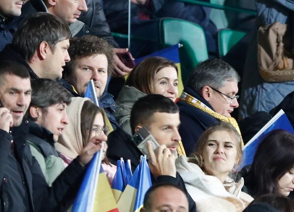 Первые лица государства пришли поддержать молдавских футболистов. - Sputnik Молдова