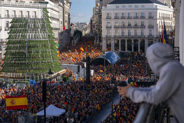 Толпы с испанскими флагами заполнили центральную площадь Пуэрта-дель-Соль во время акции протеста, созванной Консервативной народной партией Испании, в Мадриде, Испания, воскресенье, 12 ноября 2023 года. - Sputnik Молдова