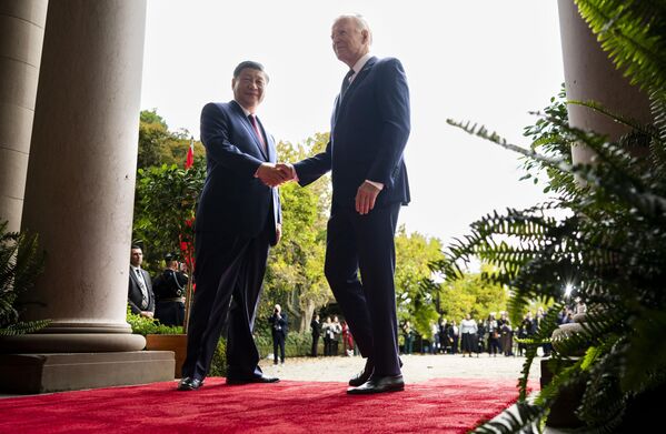 Президент Джо Байден приветствует президента Китая Си Цзиньпина в поместье Филоли в Вудсайде, Калифорния, в среду, 15 ноября 2023 года, на полях конференции Азиатско-Тихоокеанского экономического сотрудничества. - Sputnik Молдова