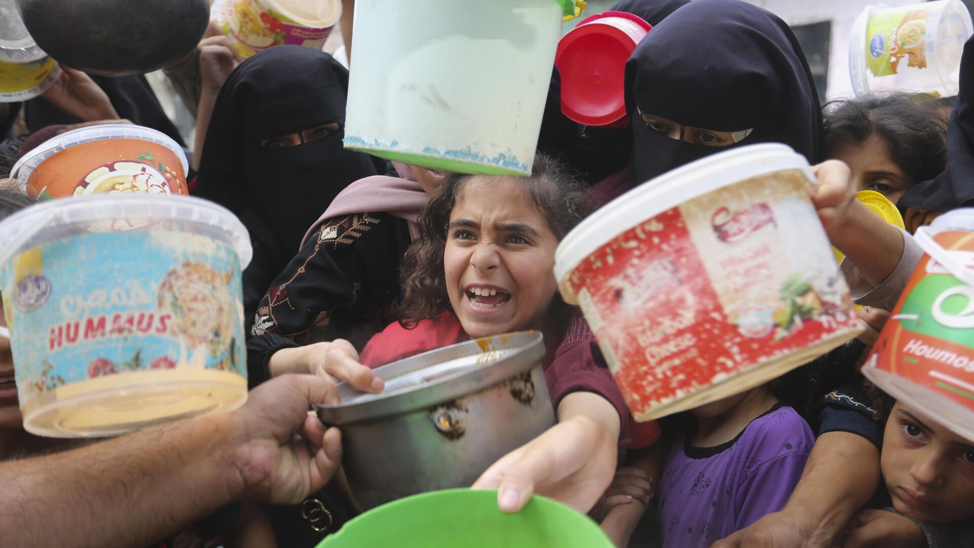 Палестинцы выстраиваются в очередь за едой во время продолжающейся израильской бомбардировки сектора Газа в Рафахе  - Sputnik Moldova-România, 1920, 23.11.2023