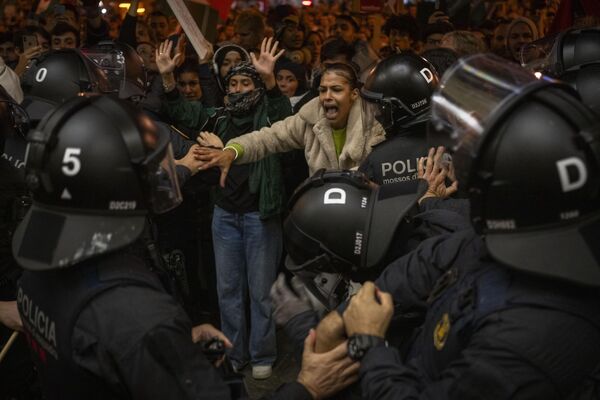 Полицейские дерутся с пропалестинскими демонстрантами, когда они пытаются войти на железнодорожный вокзал в Барселоне, Испания, суббота, 11 ноября 2023 года. - Sputnik Молдова