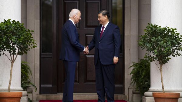 Председатель КНР Си Цзиньпин и президент США Джо Байден во время встречи на саммите АТЭС - Sputnik Moldova