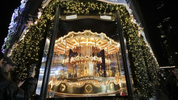 O vitrină cu decorațiuni de Crăciun în New York. - Sputnik Moldova