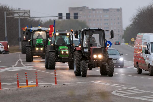 Протест фермеров в Молдове, тракторы въезжают в столицу. - Sputnik Молдова