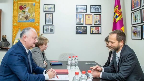 Игорь Додон встретился с Янисом Мажейксом и выразил обеспокоенность действиями властей - Sputnik Молдова