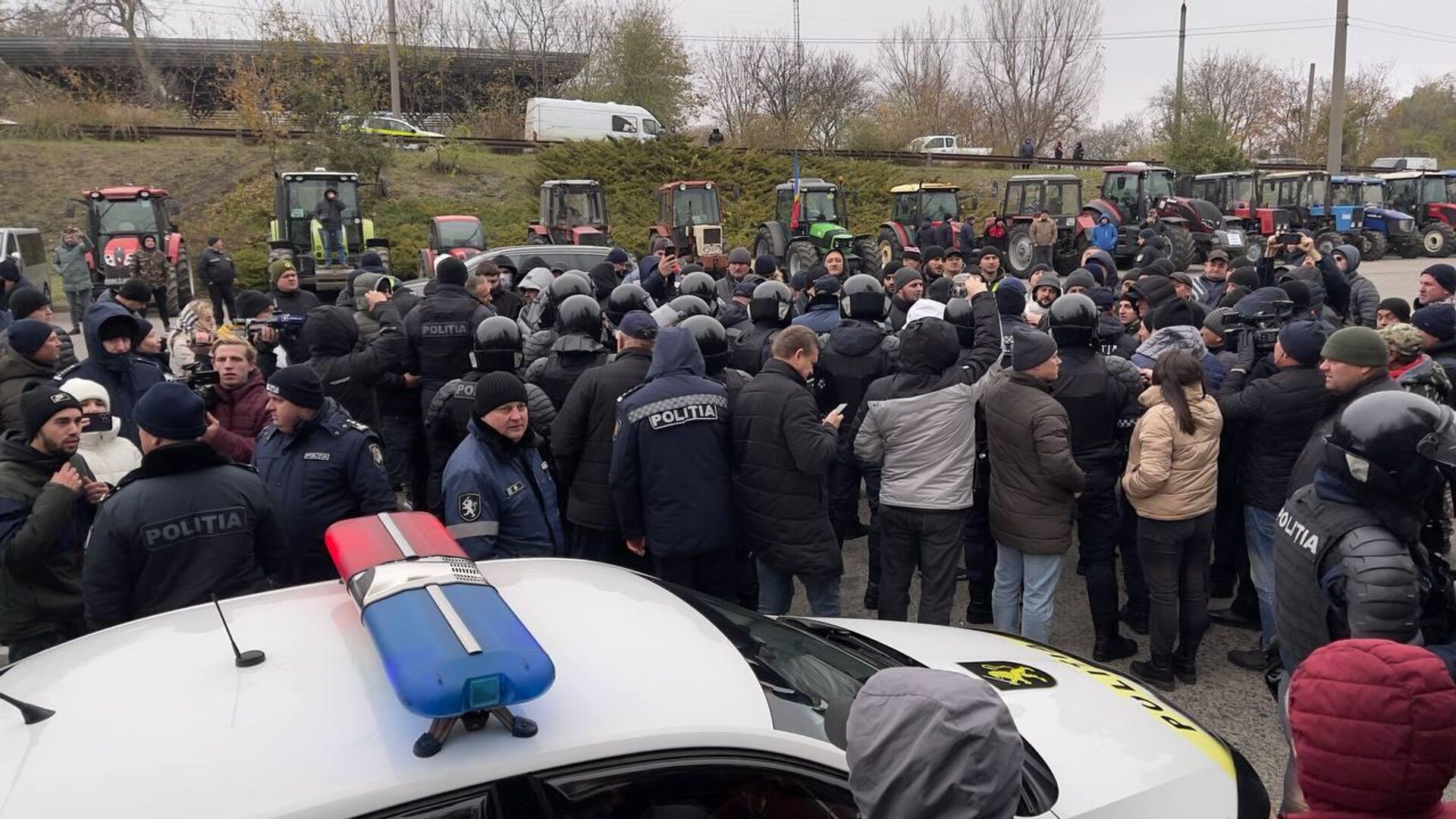 Между протестующими фермерами и полицией произошла стычка: прибыл спецназ