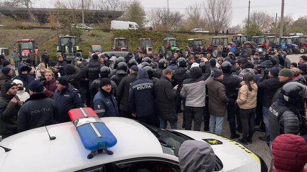 Стычка между протестующими фермерами и полицией на въезде в Кишинев - Sputnik Молдова
