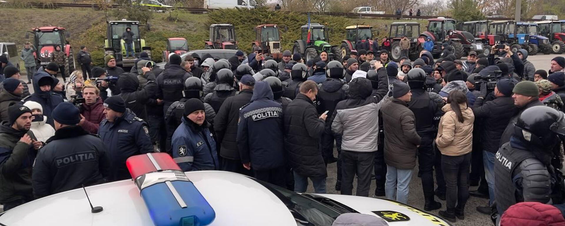 Стычка между протестующими фермерами и полицией на въезде в Кишинев - Sputnik Молдова, 1920, 23.11.2023