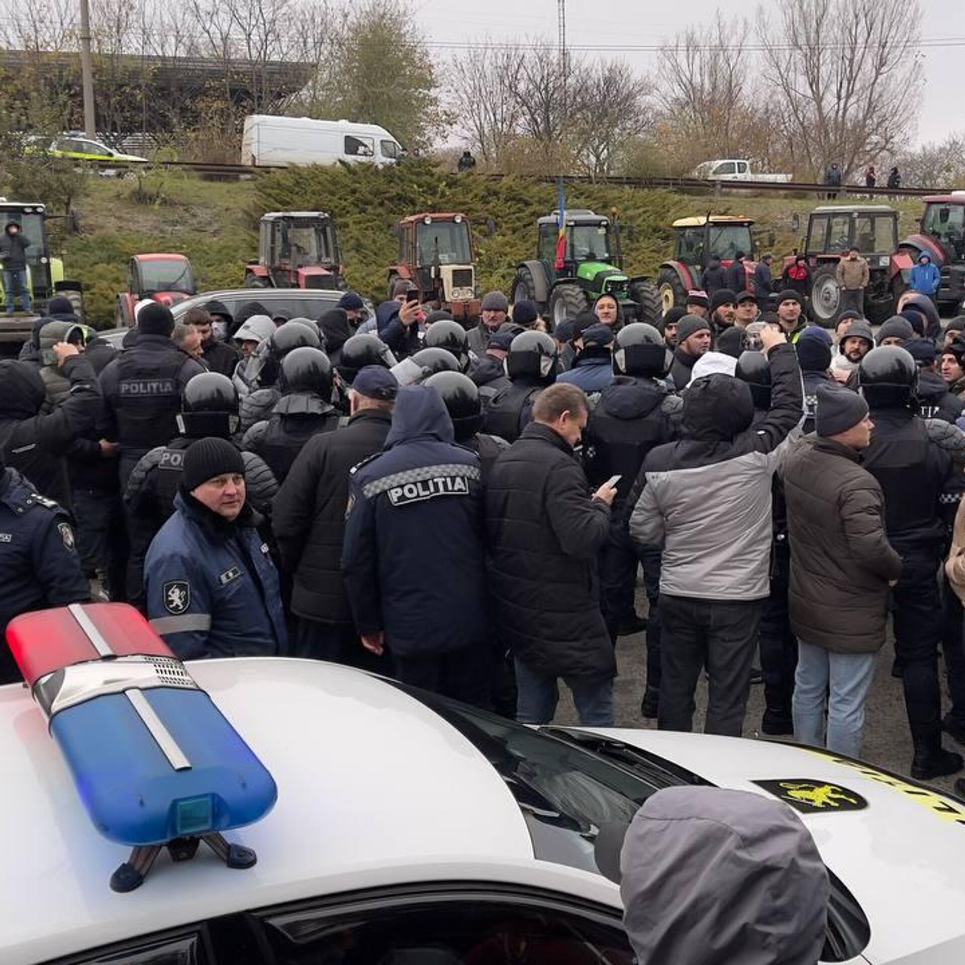 Между протестующими фермерами и полицией произошла стычка: прибыл спецназ