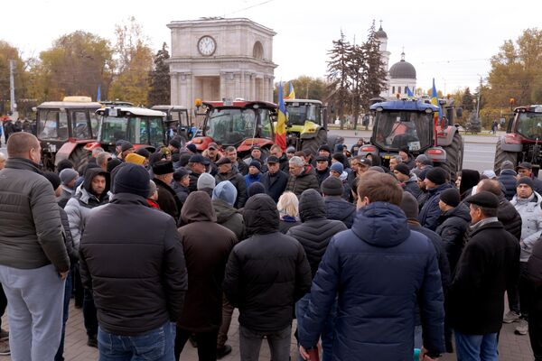 Тракторы протестующих на главной площади столицы. - Sputnik Молдова