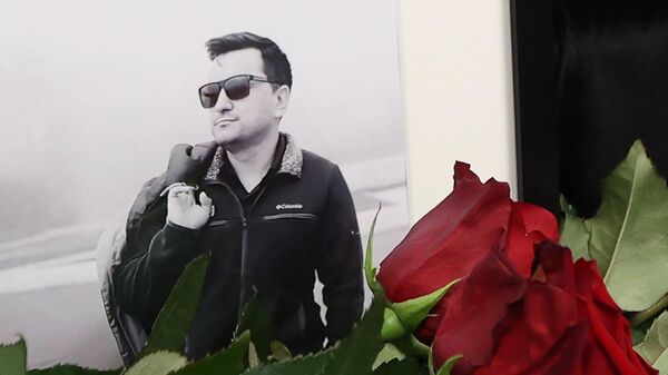 Цветы в память о погибшем корреспонденте ВГТРК Борисе Максудове - Sputnik Молдова