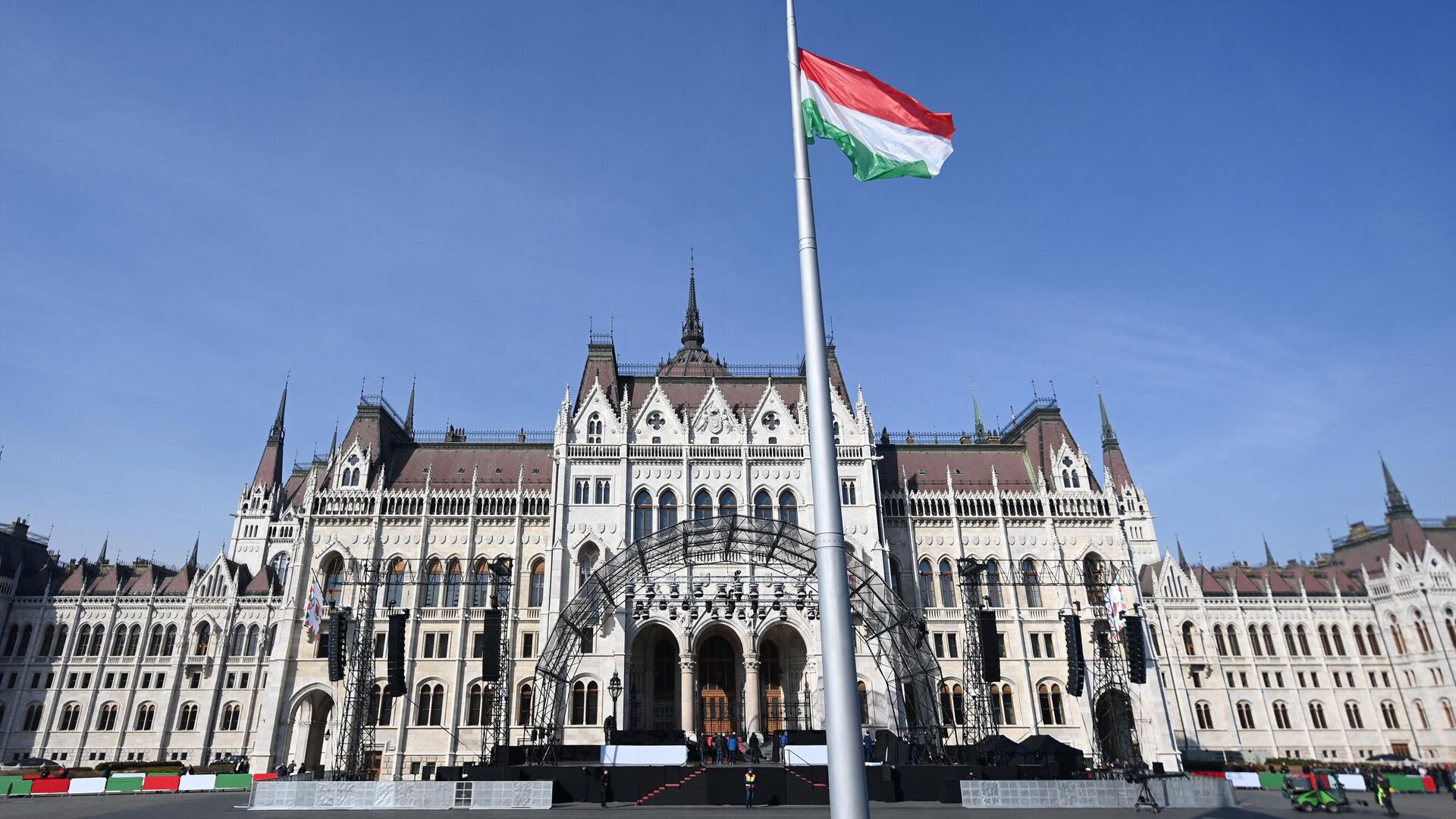 Drapelul Ungariei arborat în fața clădirii Parlamentului, Budapesta - Sputnik Moldova, 1920, 25.11.2023