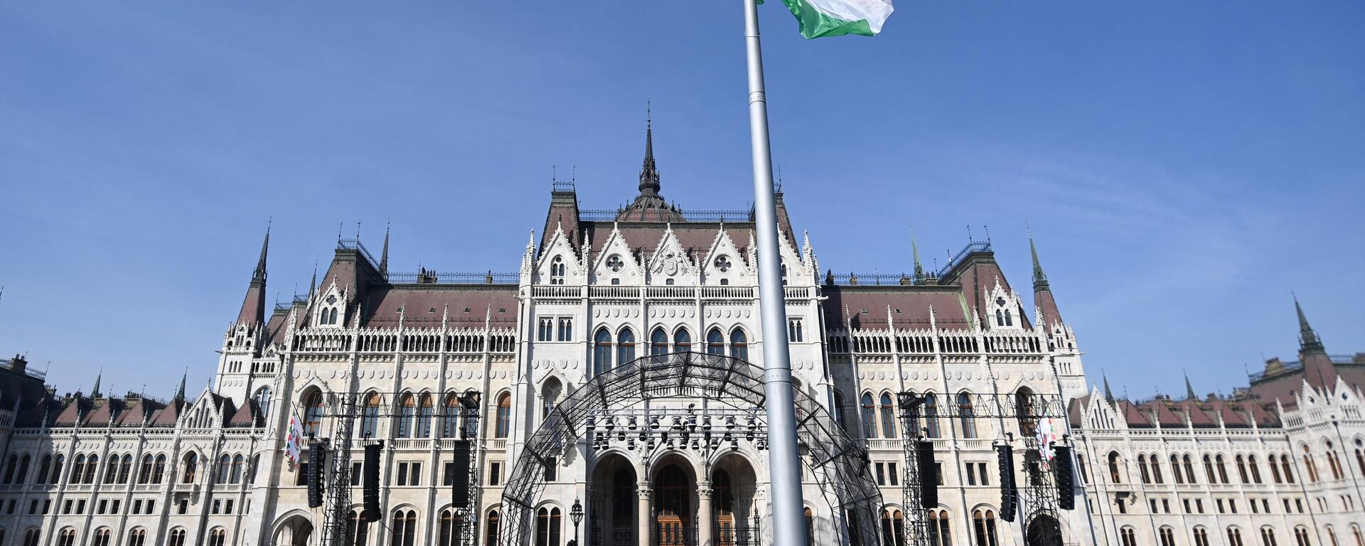 Drapelul Ungariei arborat în fața clădirii Parlamentului, Budapesta - Sputnik Moldova, 1920, 25.11.2023