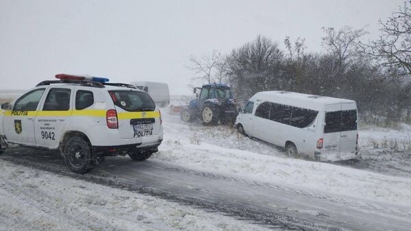 Trafic periculos după ninsorile abundente - Sputnik Moldova