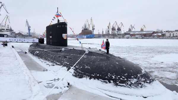 Поднятие Военно-морского флага РФ на подводной лодке Можайск - Sputnik Молдова