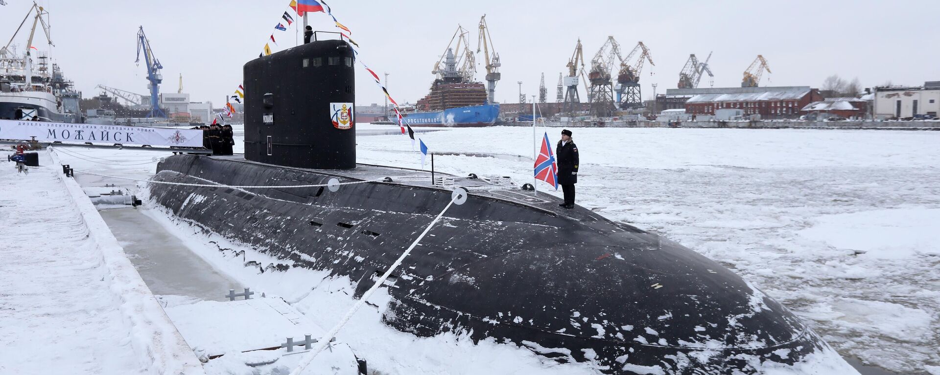 Поднятие Военно-морского флага РФ на подводной лодке Можайск - Sputnik Молдова, 1920, 28.11.2023