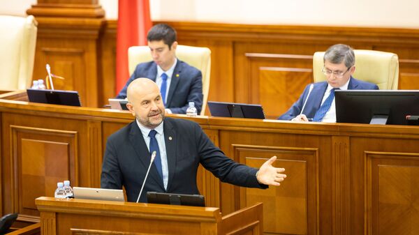 Глава Минсельхоза рассказал депутатам о форс-мажорных сертификатах и ситуации в отрасли - Sputnik Молдова
