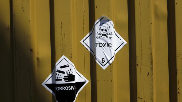 Simbol Toxic pe un container - Sputnik Moldova-România