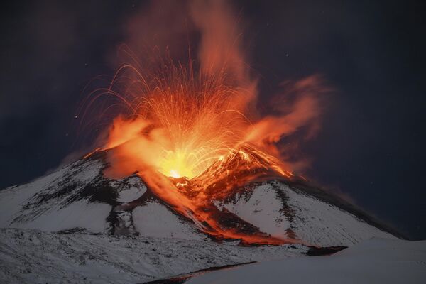 Лава извергается из заснеженного вулкана Этна, Италия - Sputnik Молдова